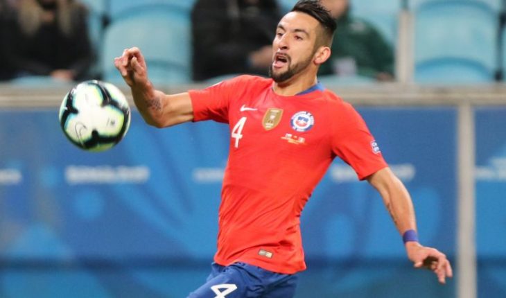 translated from Spanish: Olé over Mauricio Isla: “The supportive player who wants Boca”