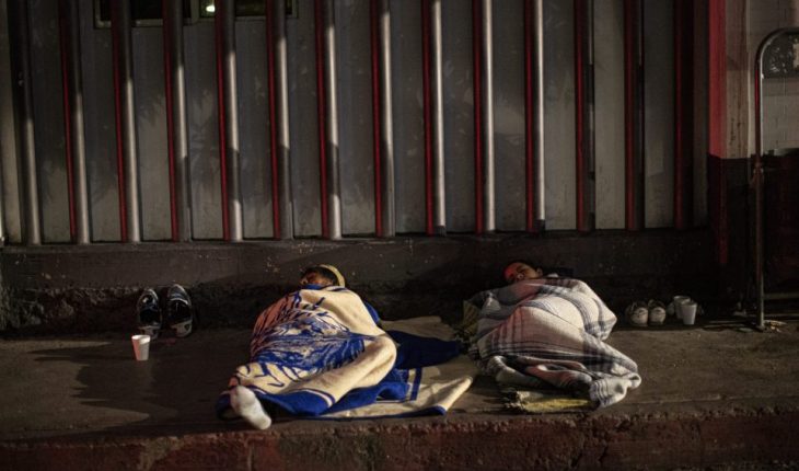 translated from Spanish: Relatives of COVID patients sleep outdoors waiting for news
