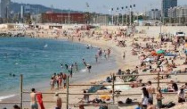 translated from Spanish: Spain regains mobility with open airports and busy beaches