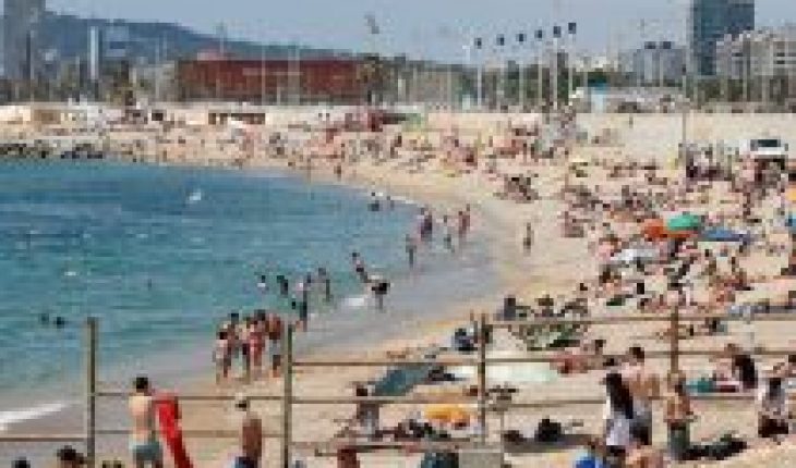 translated from Spanish: Spain regains mobility with open airports and busy beaches