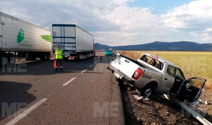 translated from Spanish: Truck crashes into fixed object in Morelia-Salamanca