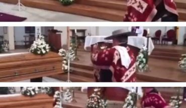 ¿Por qué este hombre baila en el funeral de su esposa? (VIDEO)