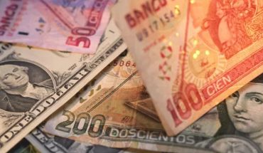 translated from Spanish: Dollar price for this Monday in banks in Mexico oscillates 22 pesos for sale