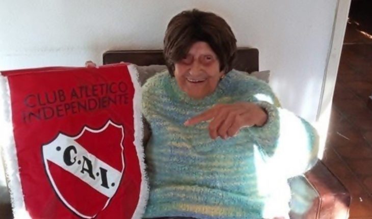 Alicia, la abuela que cumplió 103 años y es fanática de Independiente