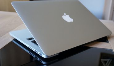 Apple pide que no cubras la cámara de tu MacBook ya que puedes “dañarla”