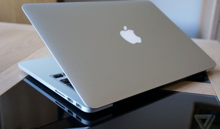 Apple pide que no cubras la cámara de tu MacBook ya que puedes “dañarla”