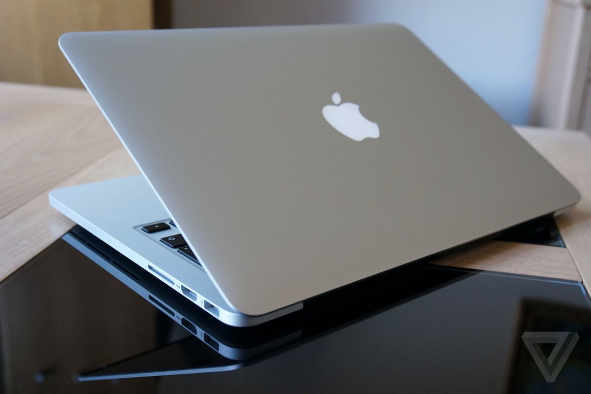 Apple pide que no cubras la cámara de tu MacBook ya que puedes "dañarla"