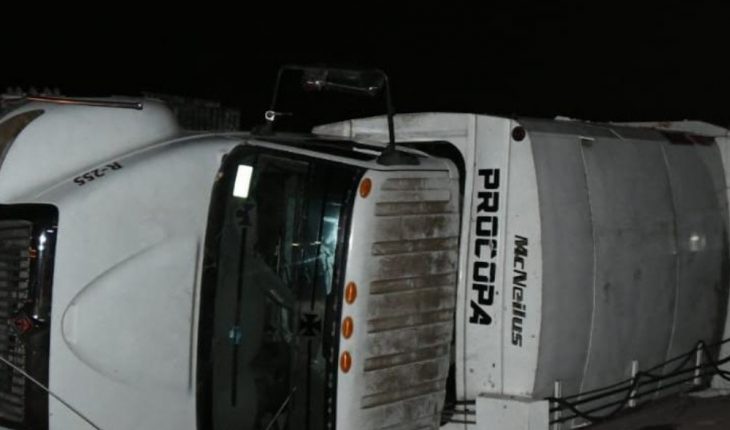 Camión recolector se vuelca en el basurón de Culiacán, hay un lesionado