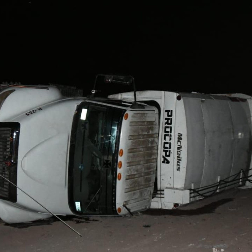 Camión recolector se vuelca en el basurón de Culiacán, hay un lesionado