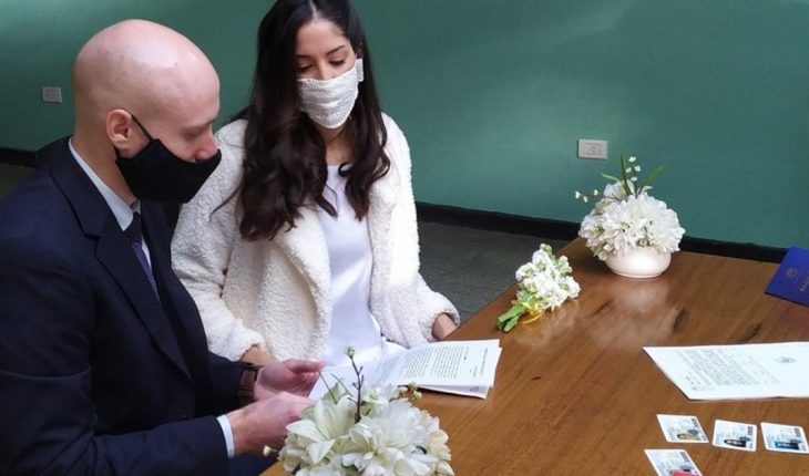 Con barbijos y distanciamiento social: volvieron los casamientos en Rosario