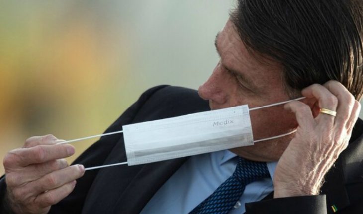 Demandarán a Bolsonaro por quitarse la mascarilla durante una entrevista