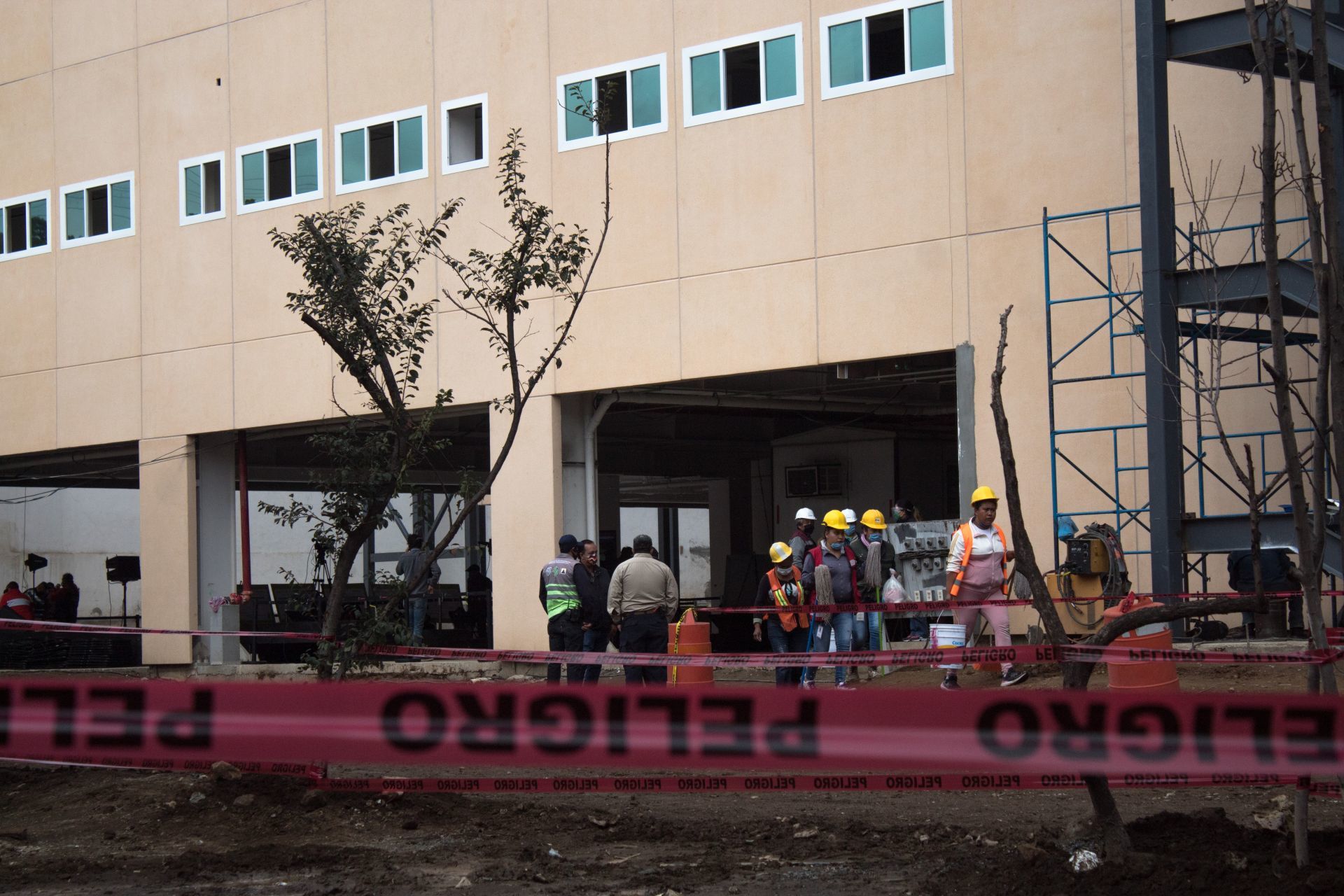 Derrumbe en obra de Hospital Topilejo, en Tlalpan, deja cuatro lesionados