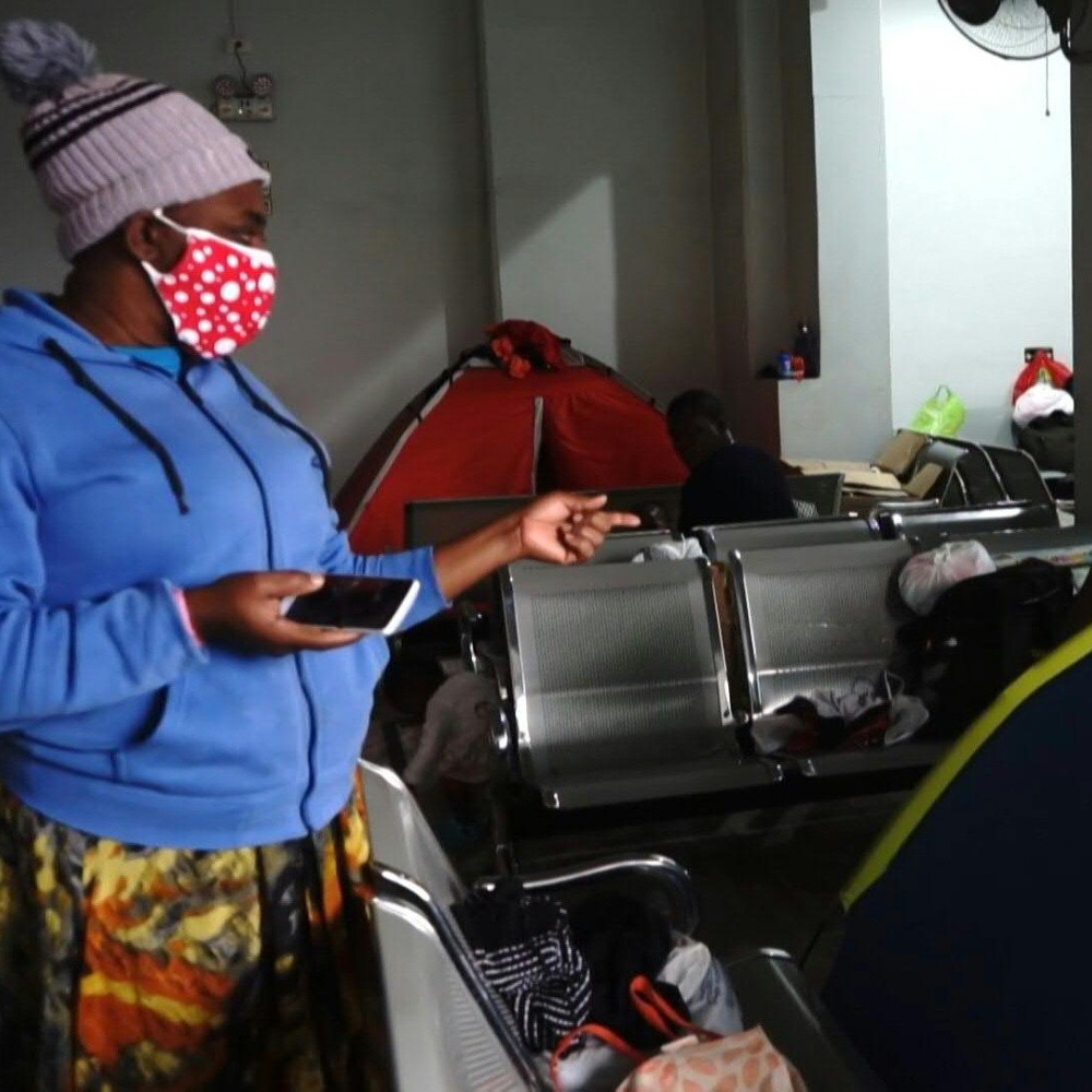 Desde marzo, 24 migrantes haitianos viven en la terminal de buses en Lima