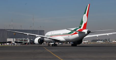 El avión presidencial regresa a México, esperará comprador en Hangar