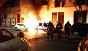 Explosión en Villa Crespo: incendiaron 7 autos y 6 motos