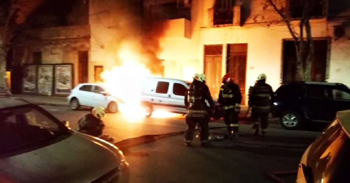 Explosión en Villa Crespo: incendiaron 7 autos y 6 motos