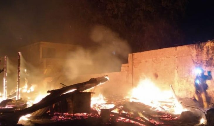 Fuego consume casa de madera abandonada en la Ferrocarrilera, Mazatlán