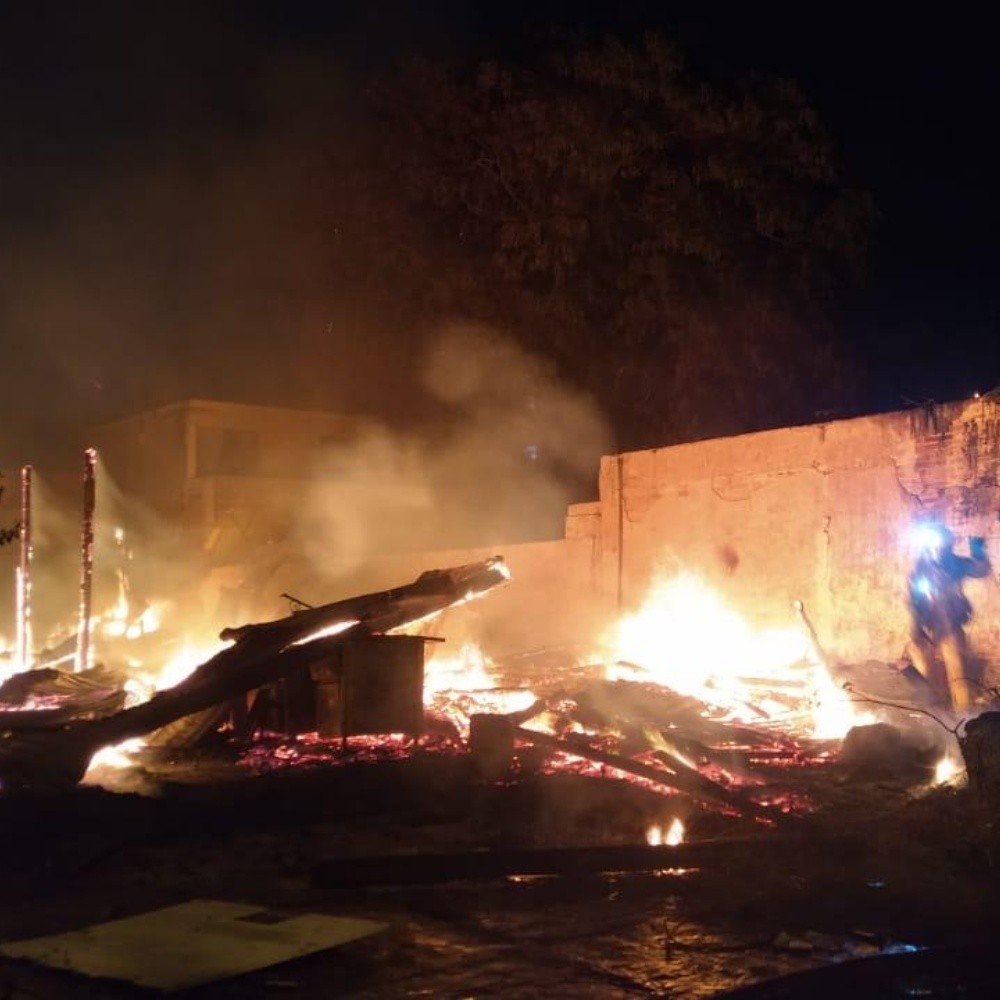 Fuego consume casa de madera abandonada en la Ferrocarrilera, Mazatlán