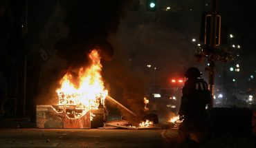Incendio afectó servicentro en Villa Francia y se registraron disturbios en otros puntos de Santiago