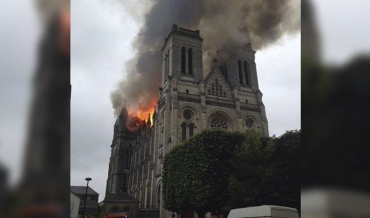 Incendio en catedral de Nantes, Francia, es controlado por bomberos