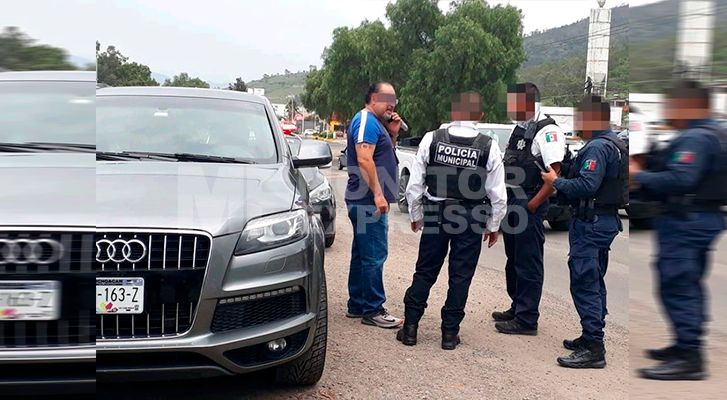 Interceptan a miembro del polémico "Cuerpo Diplomático de Derechos Humanos" con camioneta robada, en Morelia