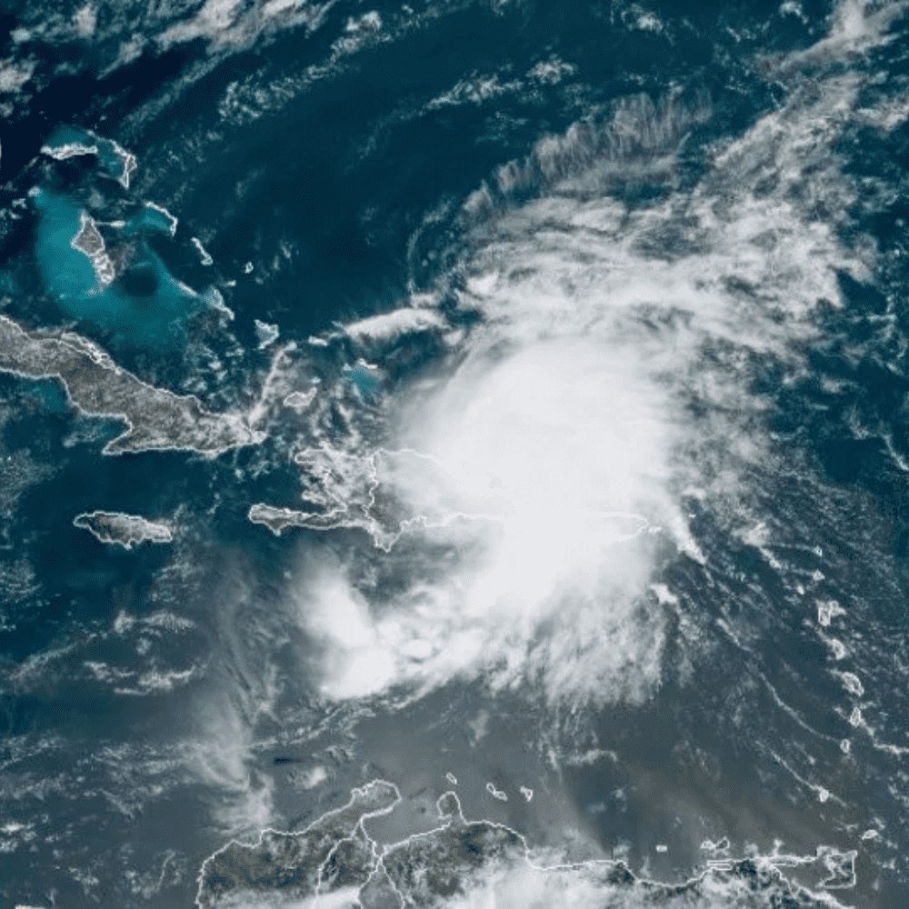 Isaías pasa de tormenta tropical a huracán en su avance hacia Bahamas