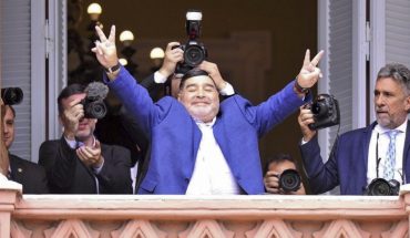 Maradona criticó a Macri y a la FIFA: “Le dan un premio, ¿premio a qué?”