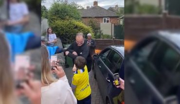 Marcelo Bielsa saludó a los fanáticos del Leeds que se acercaron a su casa