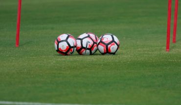Ministro Paris anunció que revisarán protocolo para el retorno del fútbol