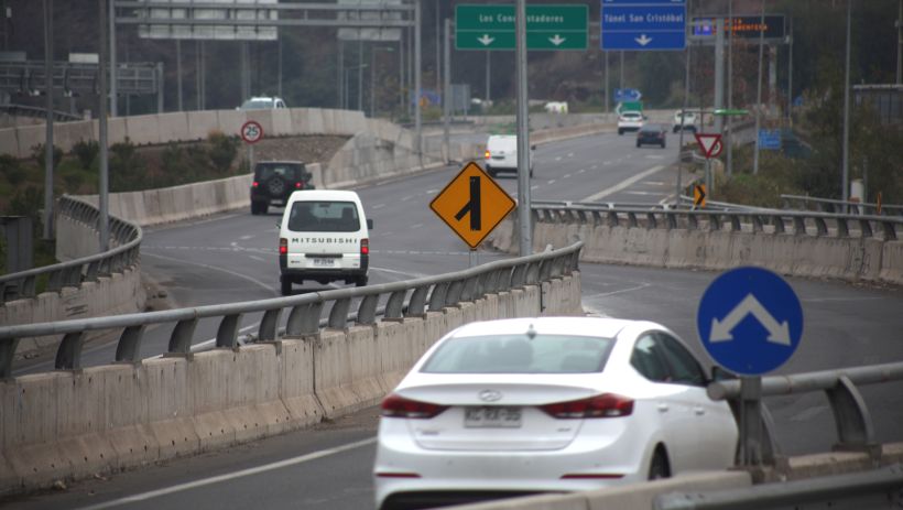 Movilidad en autopistas urbanas en la RM cayó 43% en junio