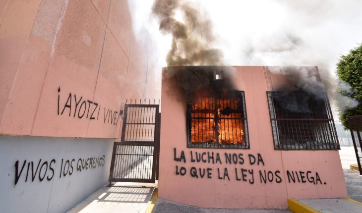 Normalistas se manifiestan en el Congreso de Guerrero por el caso Ayotzinapa
