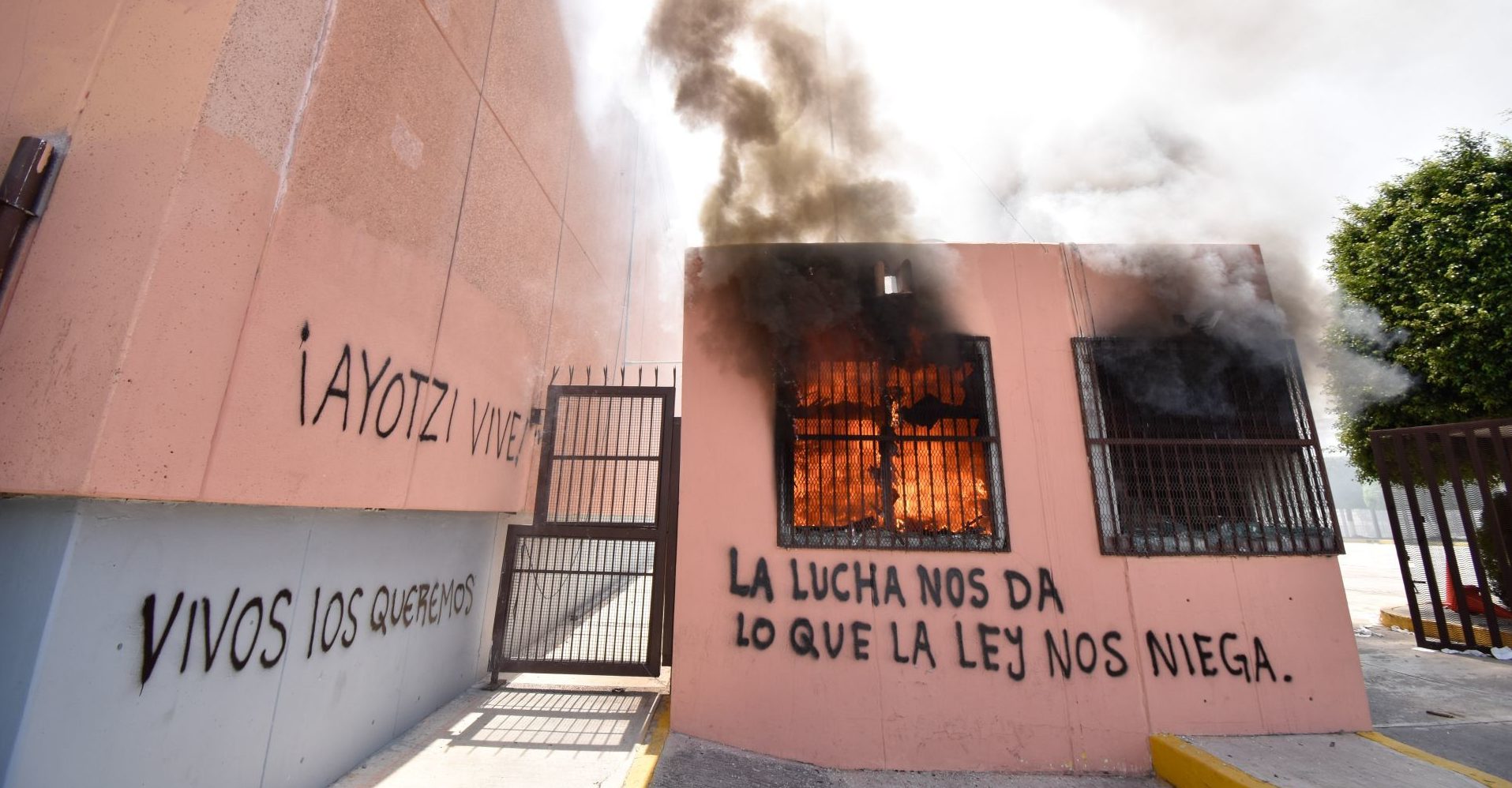 Normalistas se manifiestan en el Congreso de Guerrero por el caso Ayotzinapa