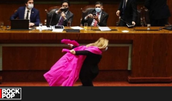 Pamela Jiles y los memes que dejó su celebración con capa rosa, a lo “Naruto”, en el Congreso