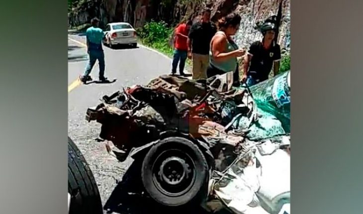 Taxista y pasajera perecen en choque en Gabriel Zamora, Michoacán