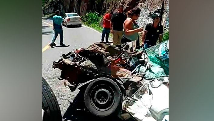 Taxista y pasajera perecen en choque en Gabriel Zamora, Michoacán