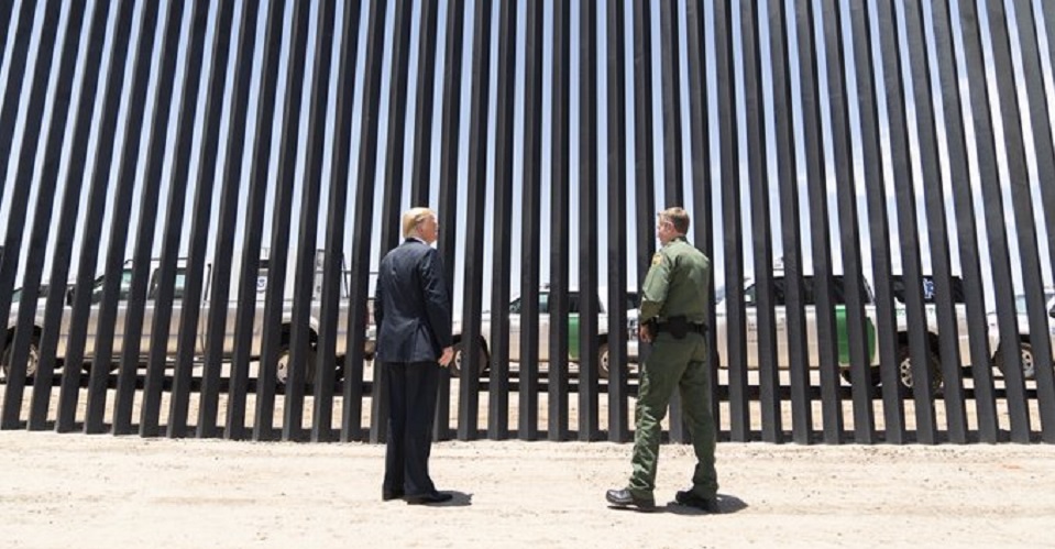Trump presume su muro fronterizo previo a visita de AMLO a EU