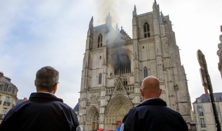 [VIDEO] Impacto en Francia por incendio en Catedral de Nantes: bomberos controlan el avance del fuego
