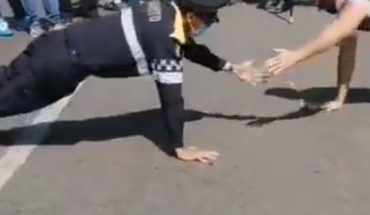 Video. Policía retado por manifestante gana reta de lagartijas
