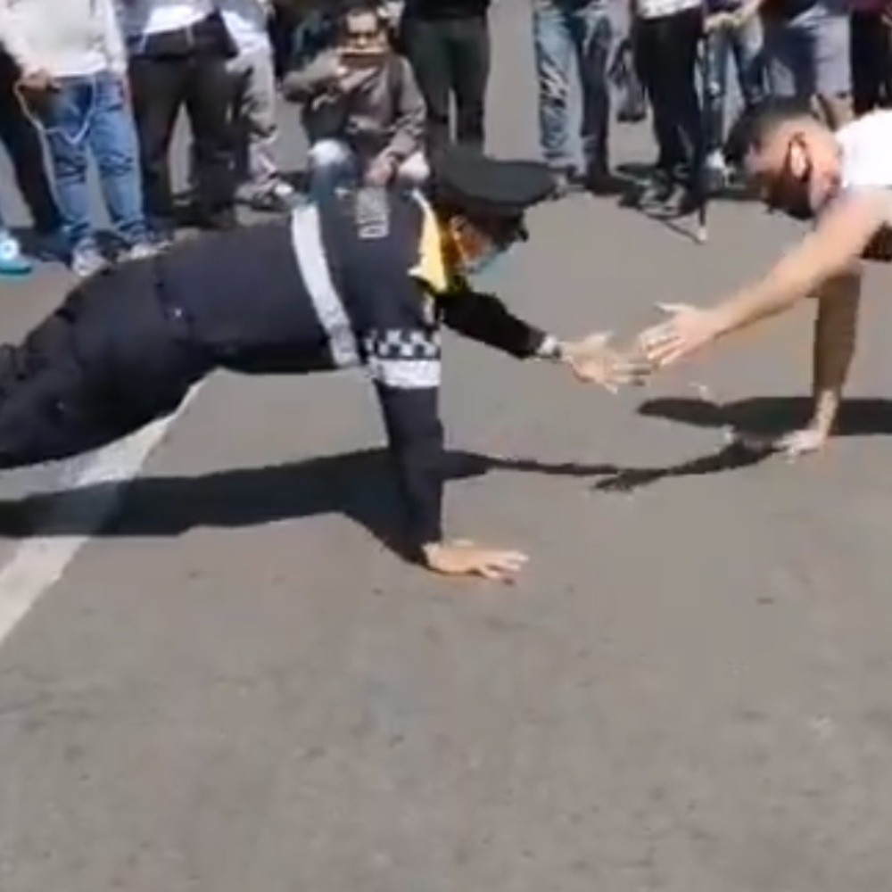 Video. Policía retado por manifestante gana reta de lagartijas
