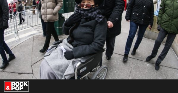 Yoko Ono sufre enfermedad que la tiene en silla de ruedas