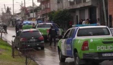 translated from Spanish: A policeman died after being shot in the head while trying to prevent a robbery