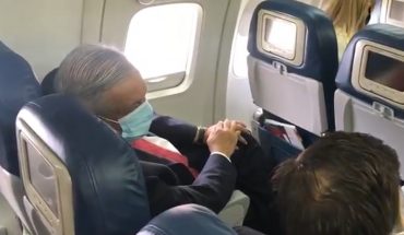 translated from Spanish: AMLO uses bedside covers for the first time in public and does so for the trip to the US