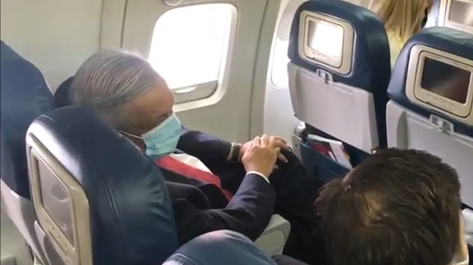 AMLO uses bedside covers for the first time in public and does so for the trip to the US