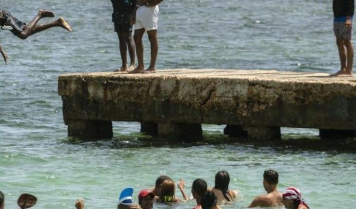 translated from Spanish: Cuba beaches are full of visitors and authorities alert for Covid-19