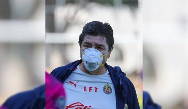 translated from Spanish: #FuerzaFlaco Chivas fans show support to technician Luis Fernando who has COVID-19