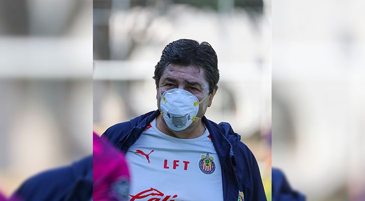 #FuerzaFlaco Chivas fans show support to technician Luis Fernando who has COVID-19