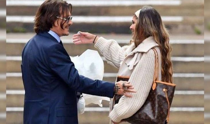 translated from Spanish: Johnny Depp’s fan gave him a bouquet of flowers after leaving the trial