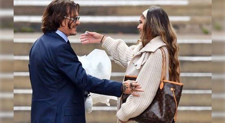 Johnny Depp's fan gave him a bouquet of flowers after leaving the trial