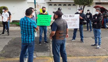 translated from Spanish: Show workers show up at Welfare Secretary, call for dialogue with Roberto Pantoja
