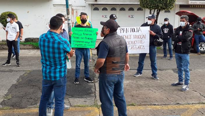 Show workers show up at Welfare Secretary, call for dialogue with Roberto Pantoja